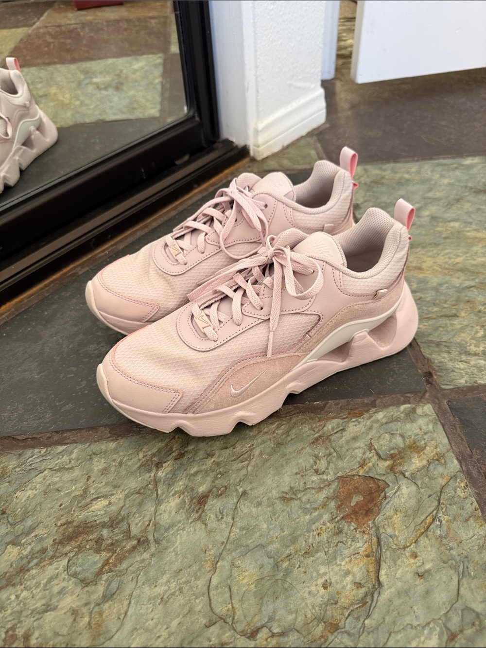Nike Light Pink RYZ 365 2 Sneakers 9.5